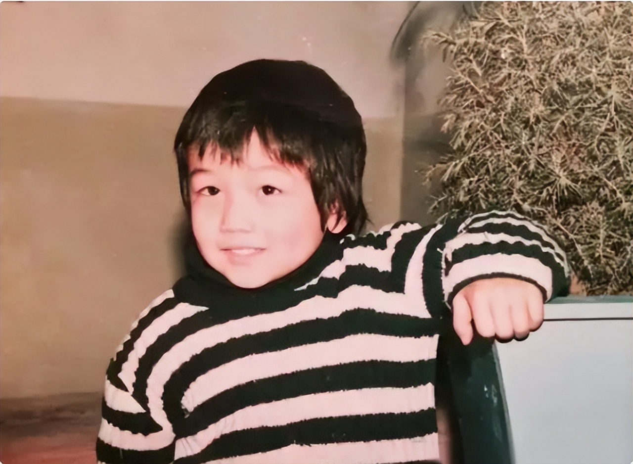 再加上杨烁从小就不是一个乖孩子,他调皮捣蛋不好好学习,父母的教育