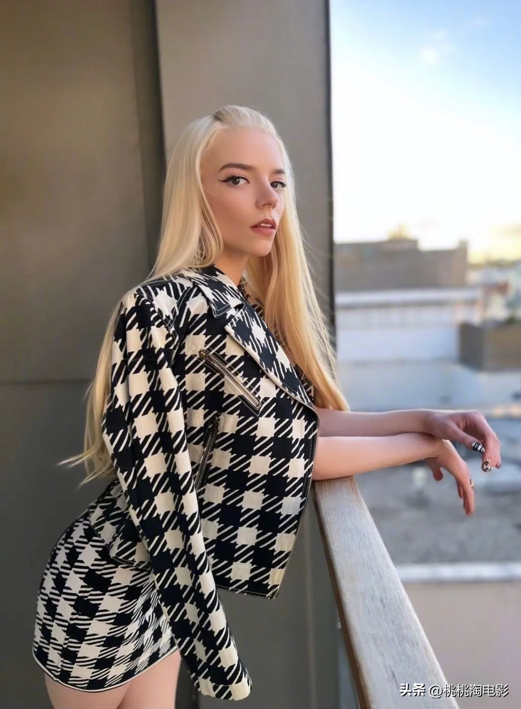 安雅·泰勒-乔伊英版《时尚芭莎》封面大片,化身英姿飒爽女骑士