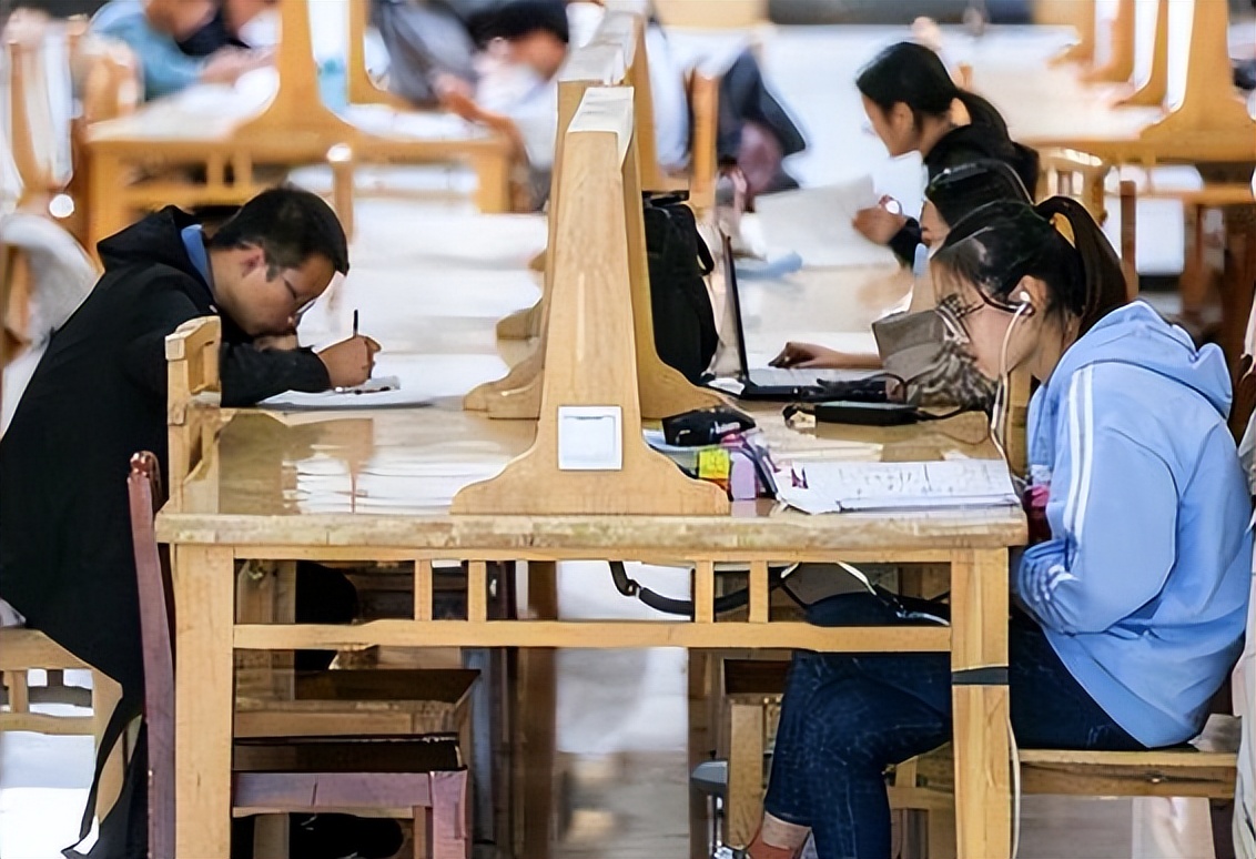 大学生迎来消息，毕业难度或再次升级，大学生的好日子要结束了