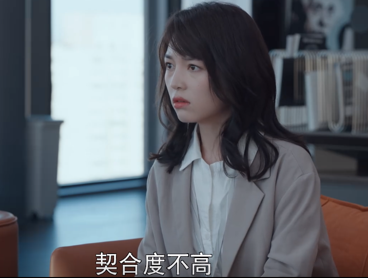 国产剧又见老少恋，靳东新剧男配比女配大20岁，感情戏令人不适