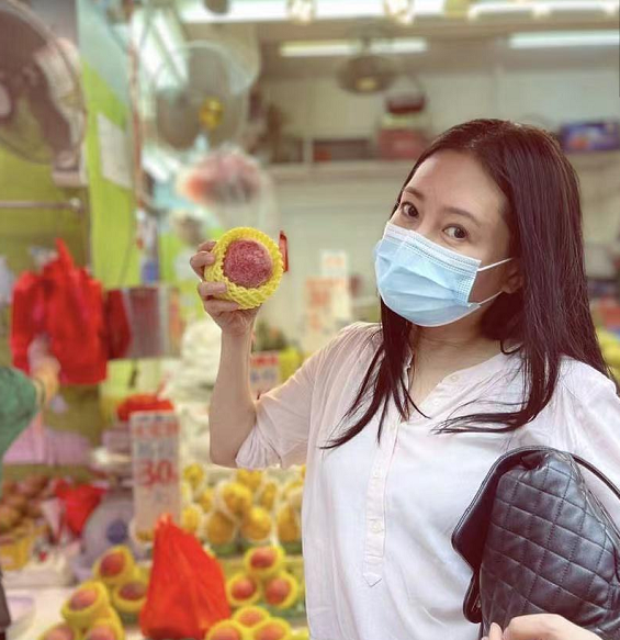 56岁李丽珍素颜逛菜市场，不化妆皮肤白净细嫩，背四万小包显阔气