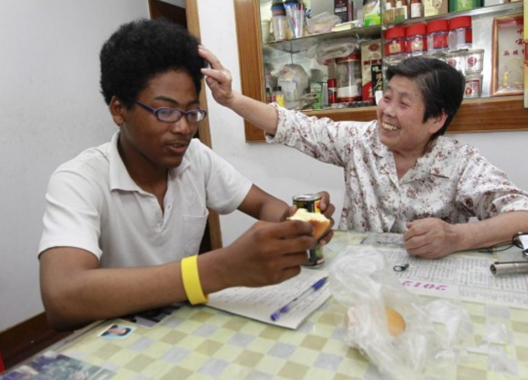 上海阿婆养大的黑人小囡，历尽艰难成为上海人，如今他们过得如何