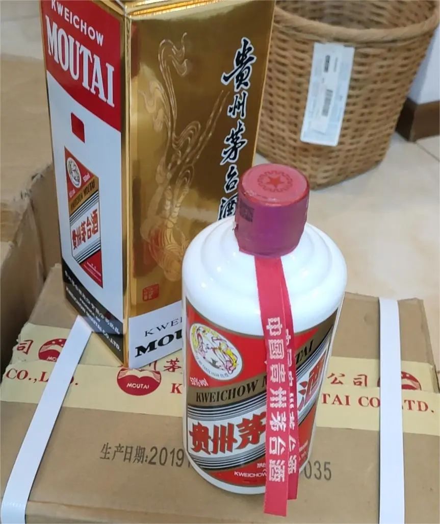 网上买到了12瓶假茅台，京东该不该“假一赔十”？