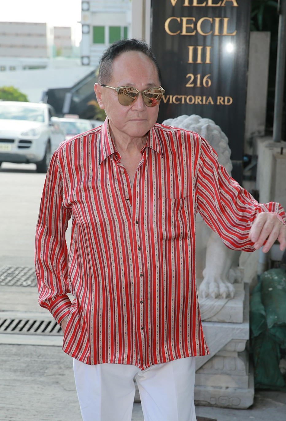 85岁富商赵世曾罕见外出，身边又换新女伴，打扮依然时尚行走自如