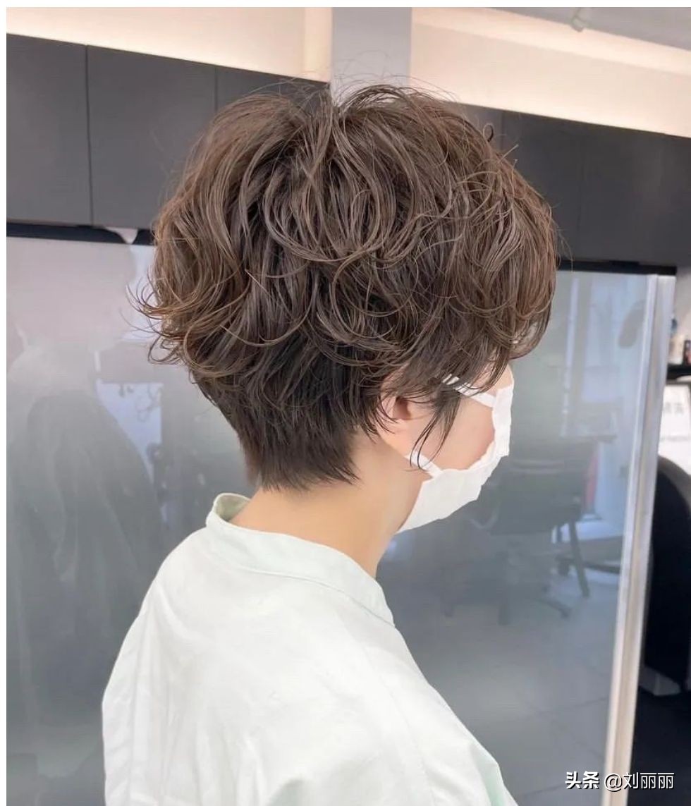 露耳短发纹理烫