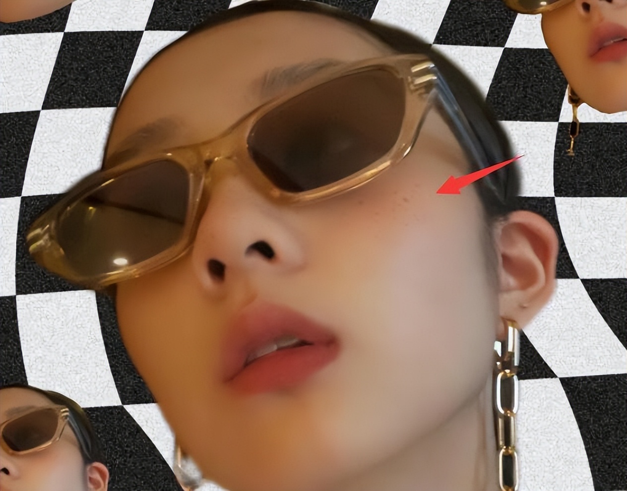 16岁黄多多晒自拍，涂红色指甲油时髦感超强，脸上的雀斑抢镜了