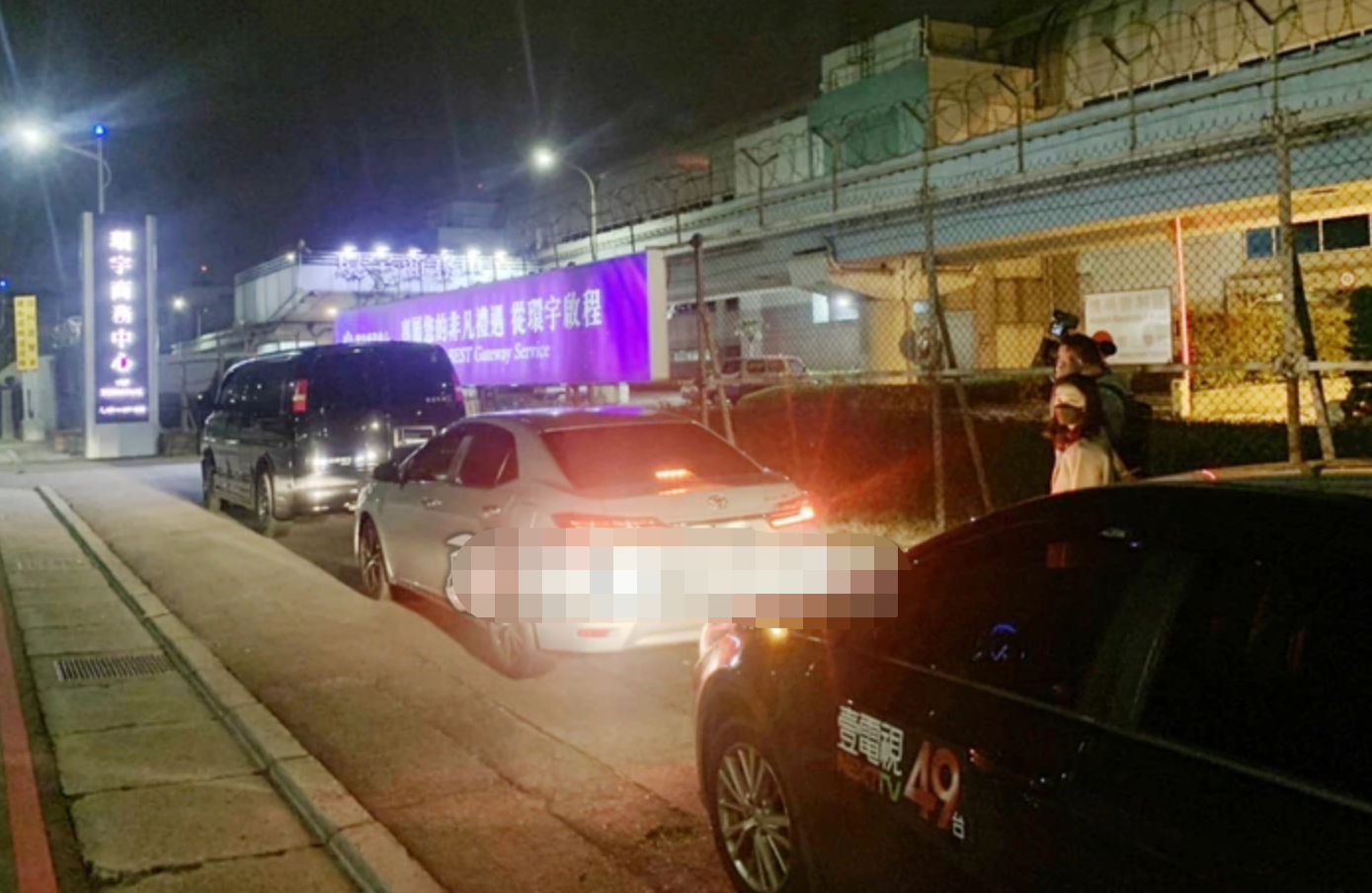王力宏紧急返台安抚前妻！现身被媒体围堵，拿手机反拍表达不满