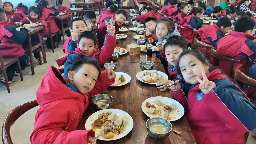 10000+饺子滚滚而来——闻励师生包饺子，话饺子，团团围坐吃饺子