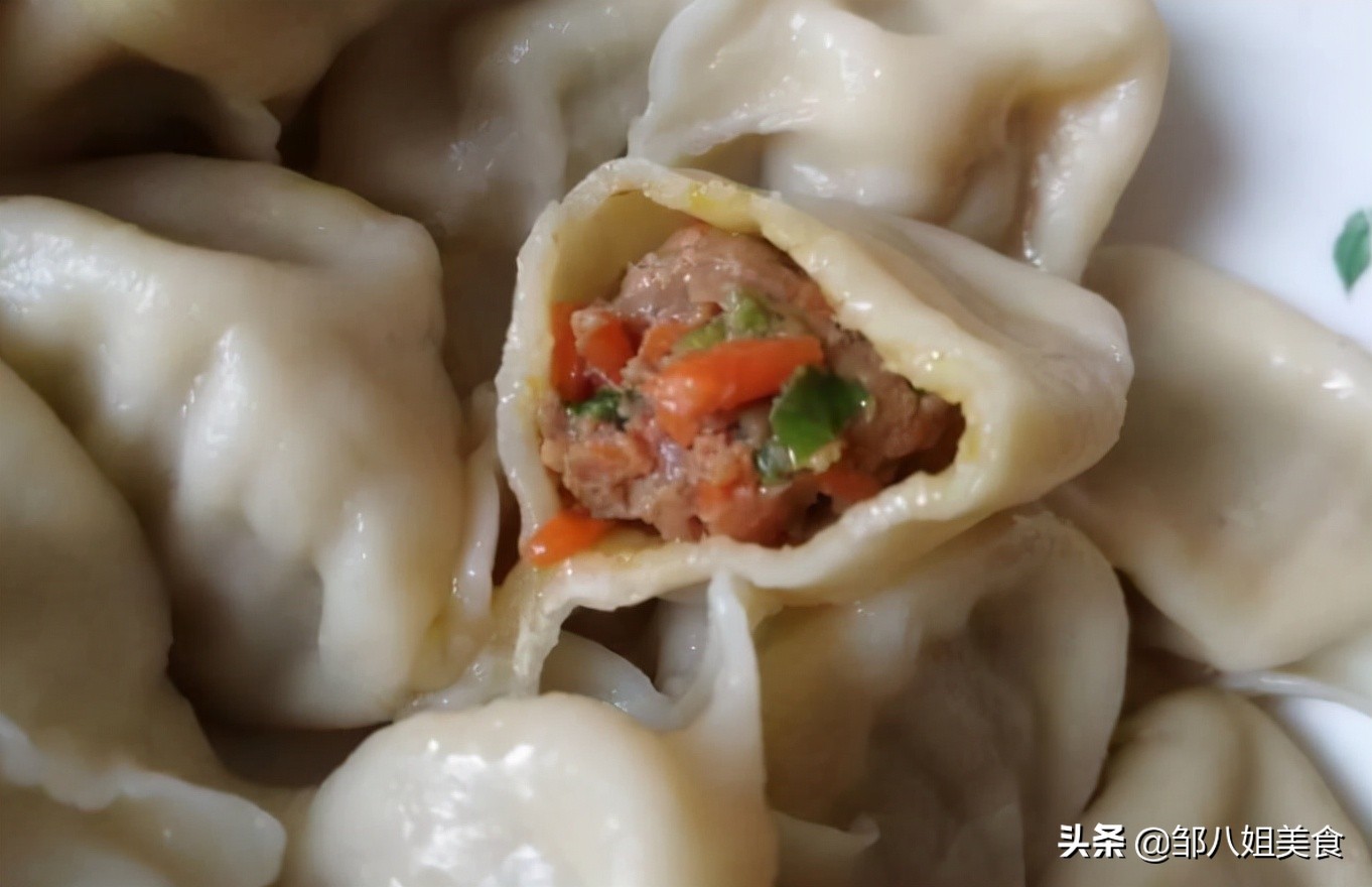 做羊肉馅饺子，掌握好“一放两不放”的调馅技巧，饺子鲜香不膻