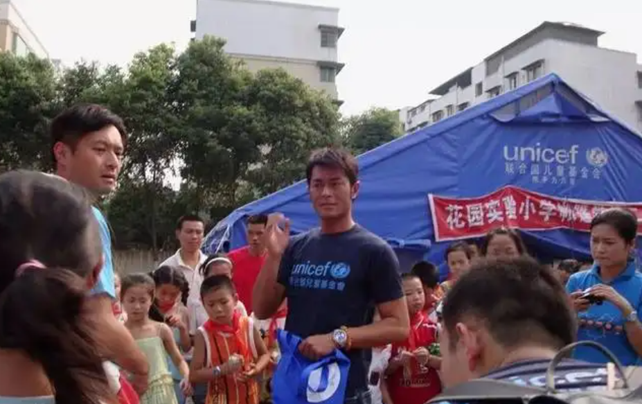 曾伟权一生未娶，59岁病逝无子女送终，生命最后与一只小狗相伴