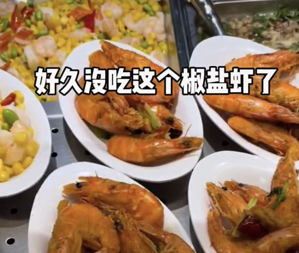 清华大学食堂里面有什么？汇集各地风味美食，大学生吃得相当开心