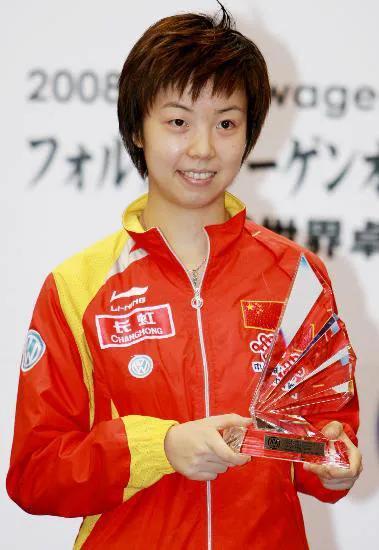 直到5岁的时候张怡宁被喜爱乒乓球的舅舅带到了北京市东单业余体校