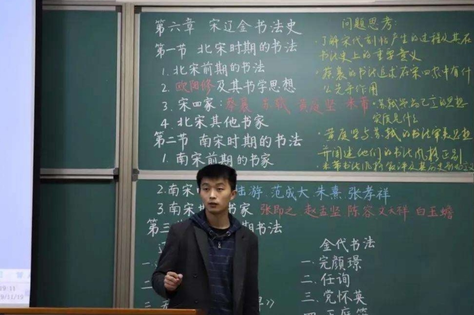 清华大学教师板书火了，字迹整洁好似印刷体，难怪学生都喜欢听课