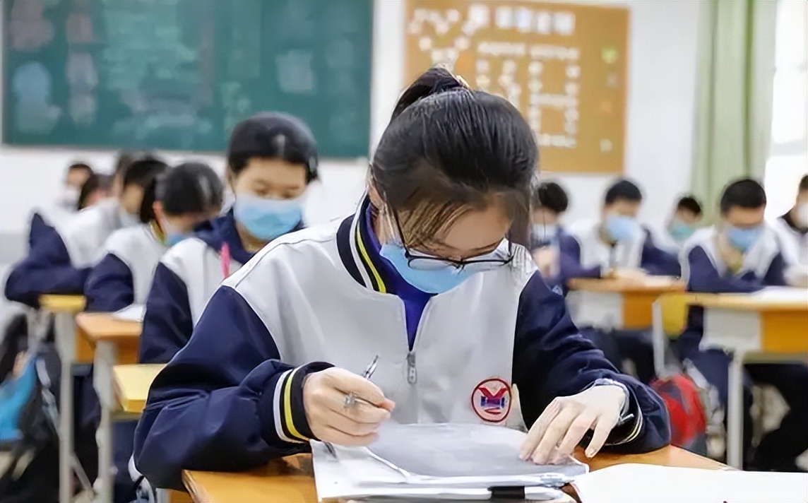 高考满分作文《酒》，全篇没有一个“酒”字，却能令人沉醉其中