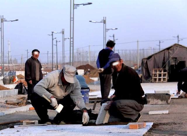 05年春节前，湖南农民工背老乡尸体还乡，遭其家属埋怨：见死不救