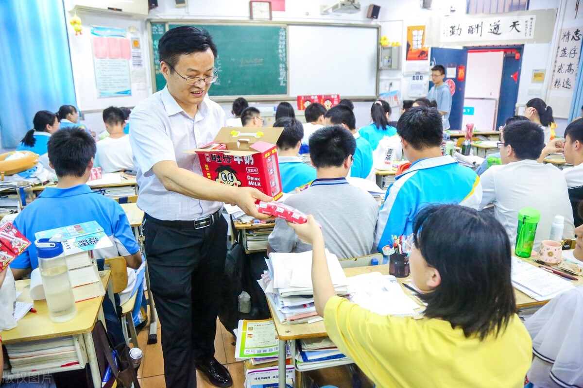 我，私立學校的教師，工作3年，透露和公立學校教師的收入差距