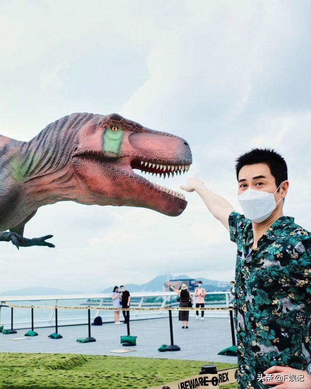 陈凯琳夫妇带儿子看“恐龙”郑嘉颖和儿子吃东西嘴对嘴很有爱