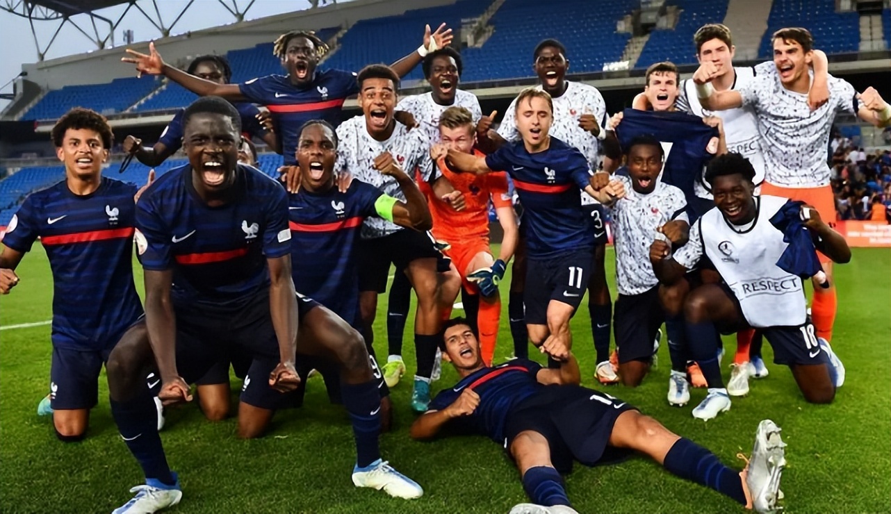 法国队庆祝夺冠(2-1，法国夺冠！第3次登顶欧青赛，奇景诞生：23人超一半黑人球员)