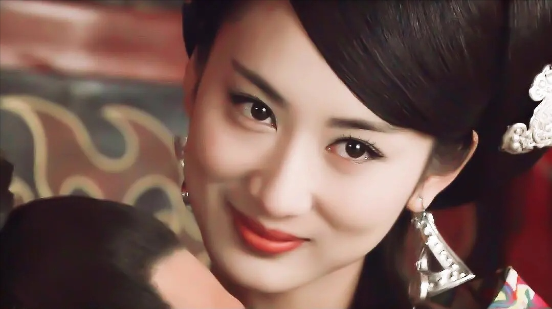 不同于面对同胞姐姐赵飞燕的宠爱和忍让,合德在与汉成帝相处时,眼睛里