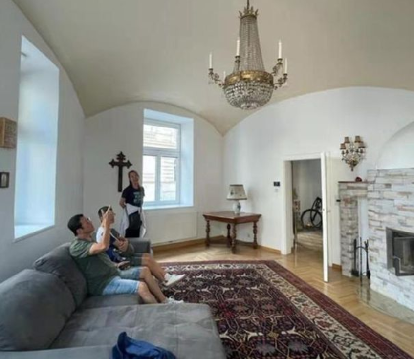 演员杨英伟全家移居国外半年，92岁老父难忍严寒，透露准备回国