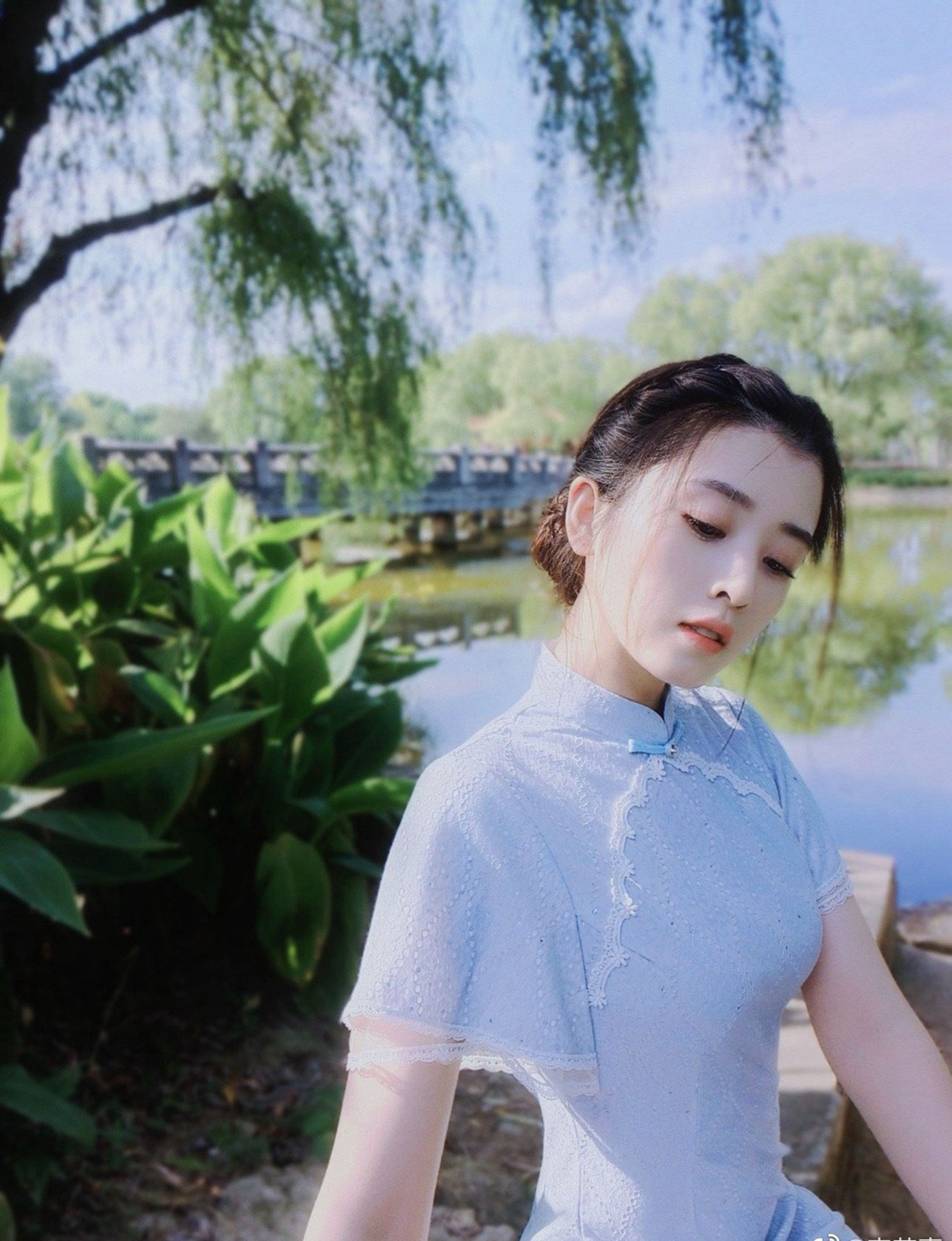 李若嘉蓝色旗袍优雅写真