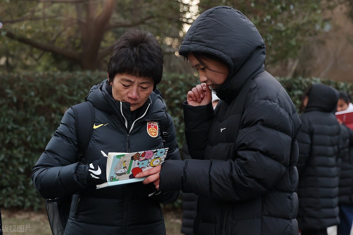 到国家队后心理更沉稳(国足消息：好赖话，都让黄健翔一个人说了，女足队员吃海参管够)