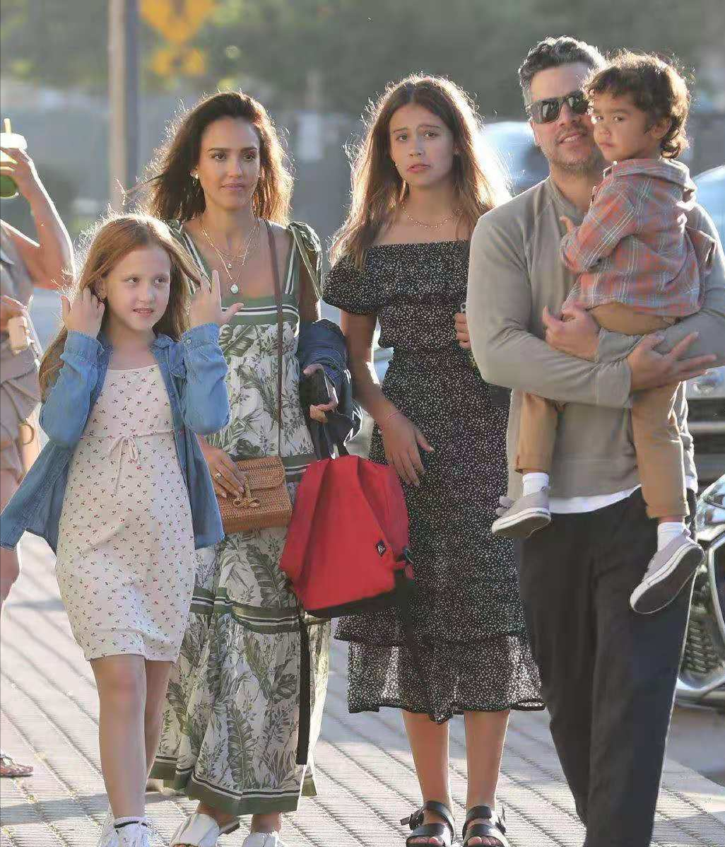 杰西卡·阿尔芭：19岁爆红全网，24岁嫁导演生三娃，如今身价92亿