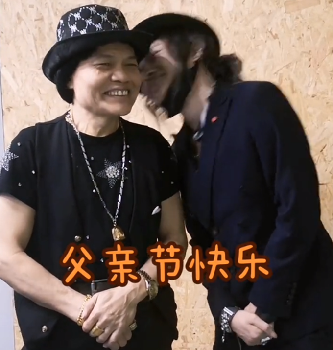 港星八两金长居内地！戴5件金器出镜显阔气，27岁儿子被赞很帅气