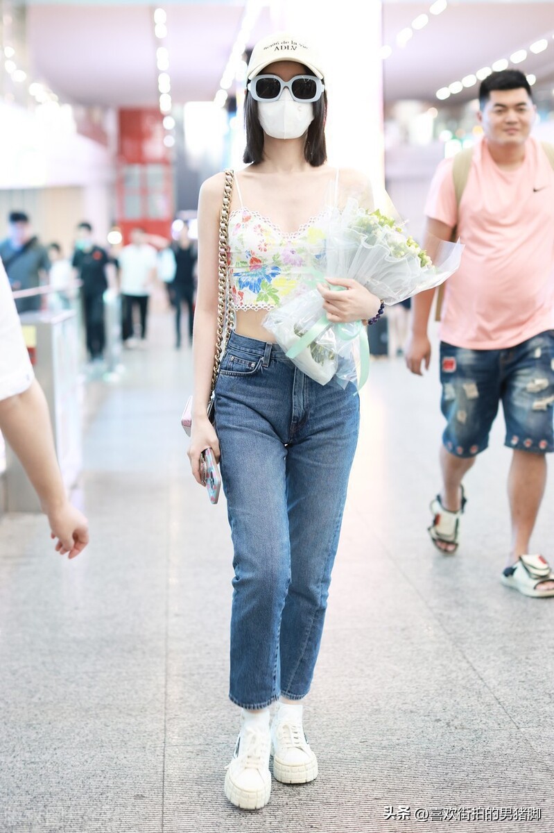 街拍：毛晓彤印花吊带背心+牛仔裤+棒球帽时尚清爽