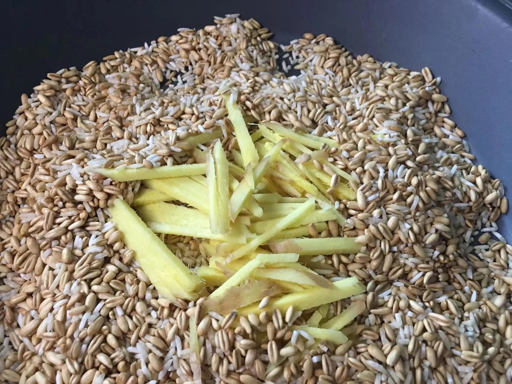 燕麥米和生薑炒一炒，沒想到這麼厲害，我傢一年四季都在喝