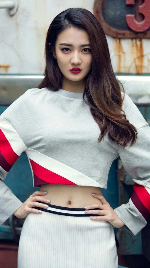 徐璐，五官精致，身姿优雅