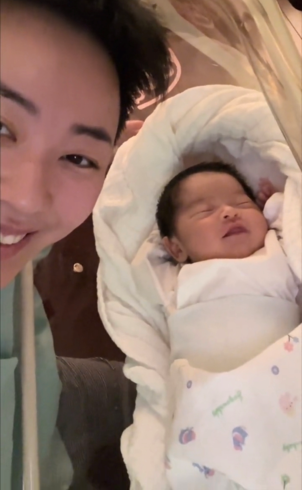 网红CEO二度未婚生女！五国混血女儿大眼可爱，父亲是藤校高材生
