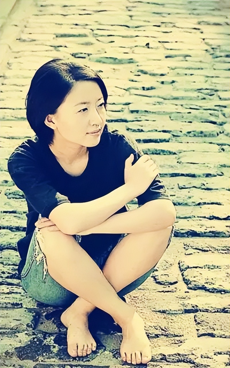 柴静：16岁上大学，23岁进央视，被迫辞职的她做错了什么？