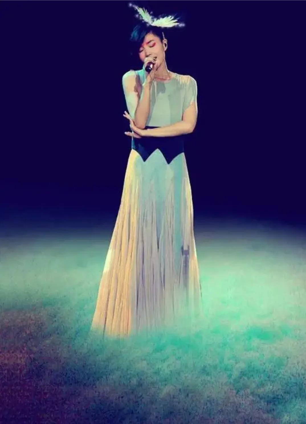 细数天后王菲昔日演唱会中的十大经典造型(图)