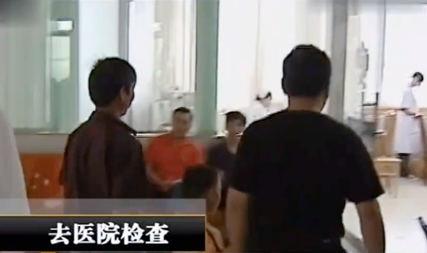 广西10岁男孩拥有蓝色眼球,夜间也活动自如,村民惶恐不安避而远之