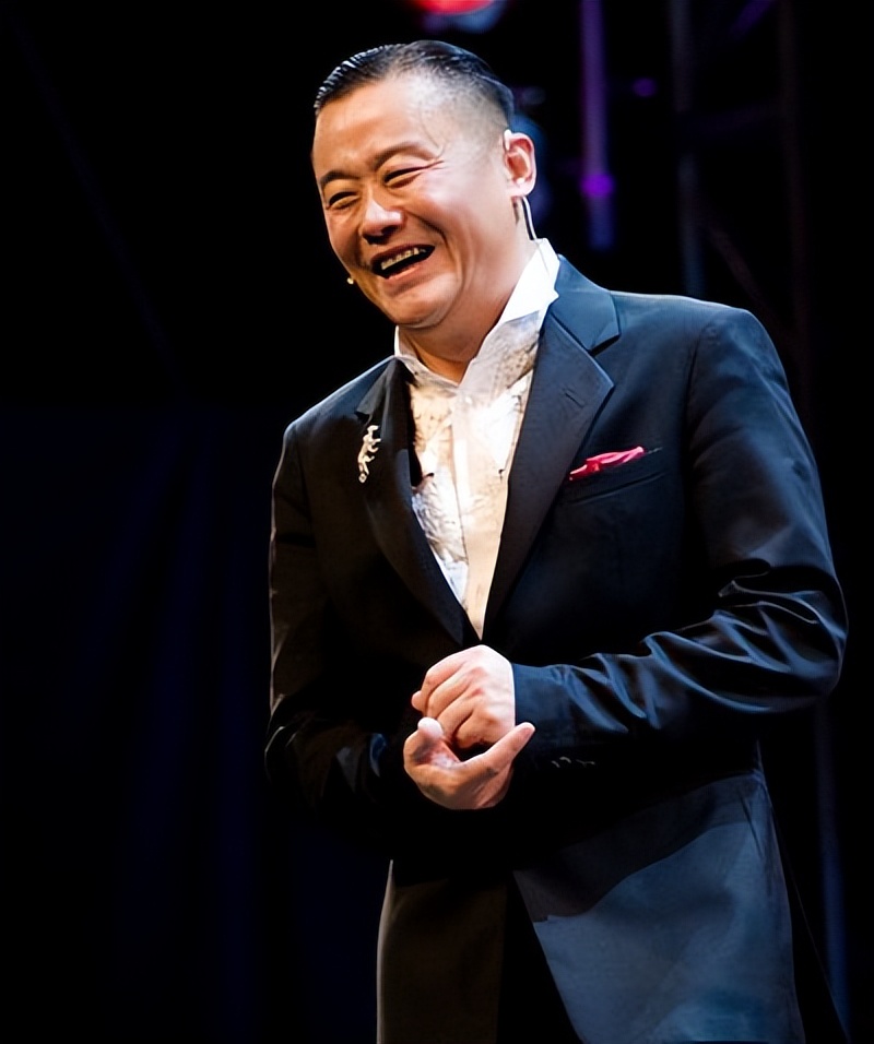 温州富豪胡洁：前夫贪污获刑16年，二婚带娃嫁周立波，送上保时捷