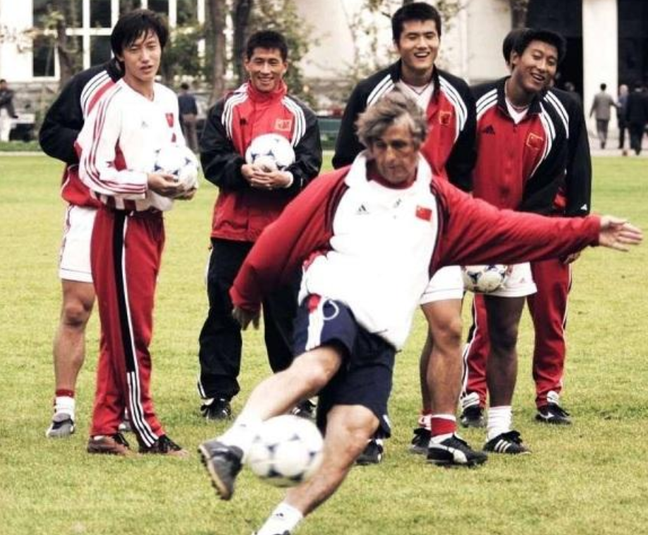 中國男足進世界杯是哪一年教練（2002年韓日世界杯，國足踢進世界杯背后真相，一球未進也光榮）