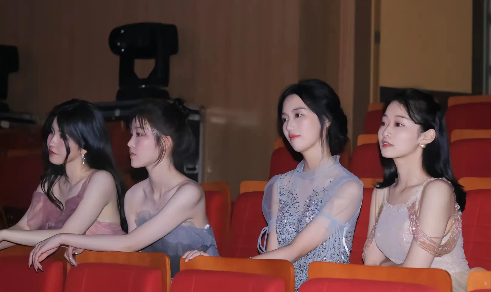 女大学生晒毕业照，笑容甜美尽显青春气息，堪称现实版《小时代》