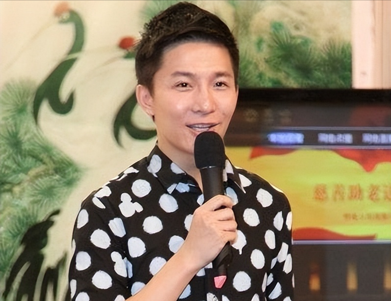 边策:26岁成央视"最帅"主持,32岁从8楼坠亡,成母亲余生之痛