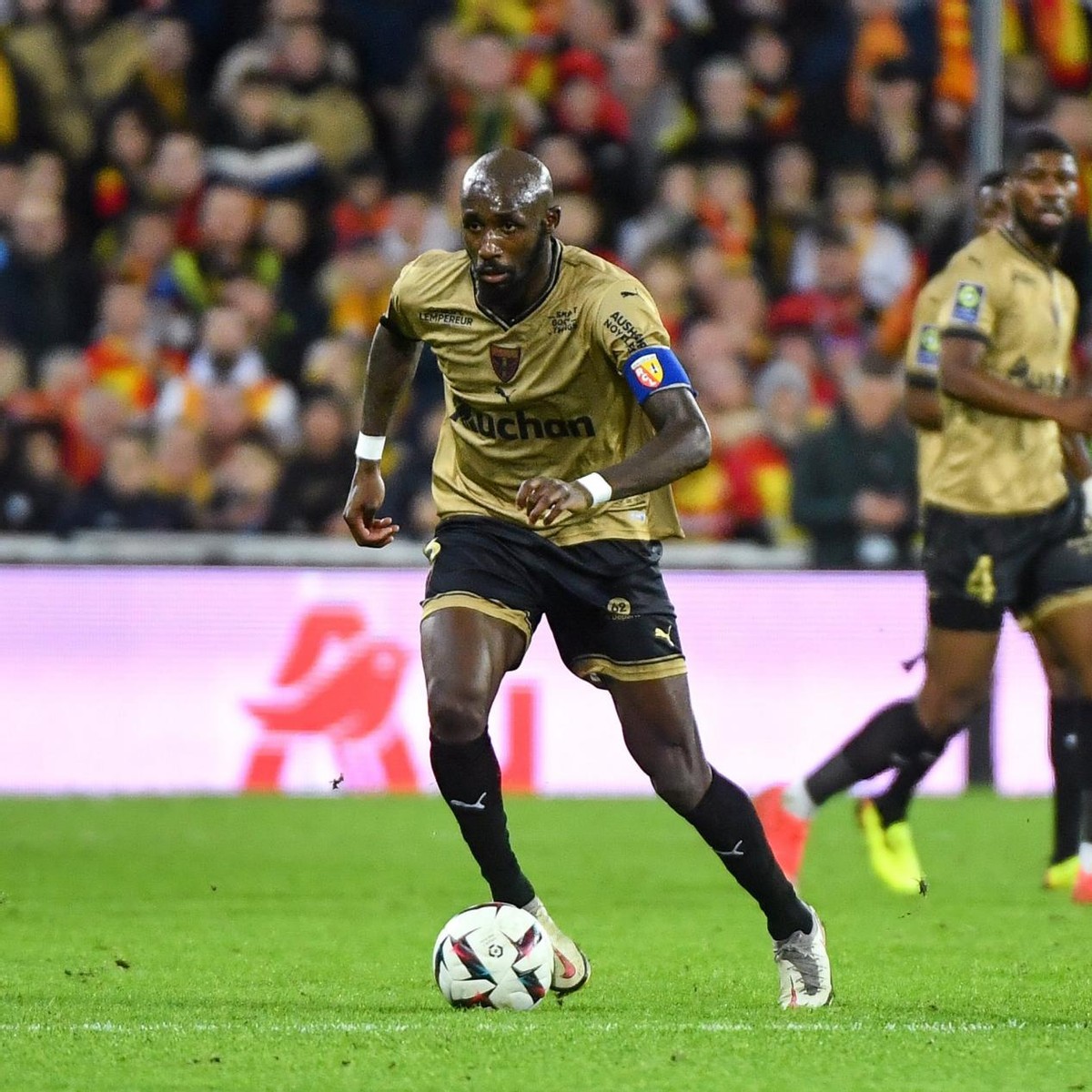 法甲朗斯这赛季怎么踢什么好（“最强”福法纳领军双线作战，朗斯冲击大巴黎的法甲霸权！）