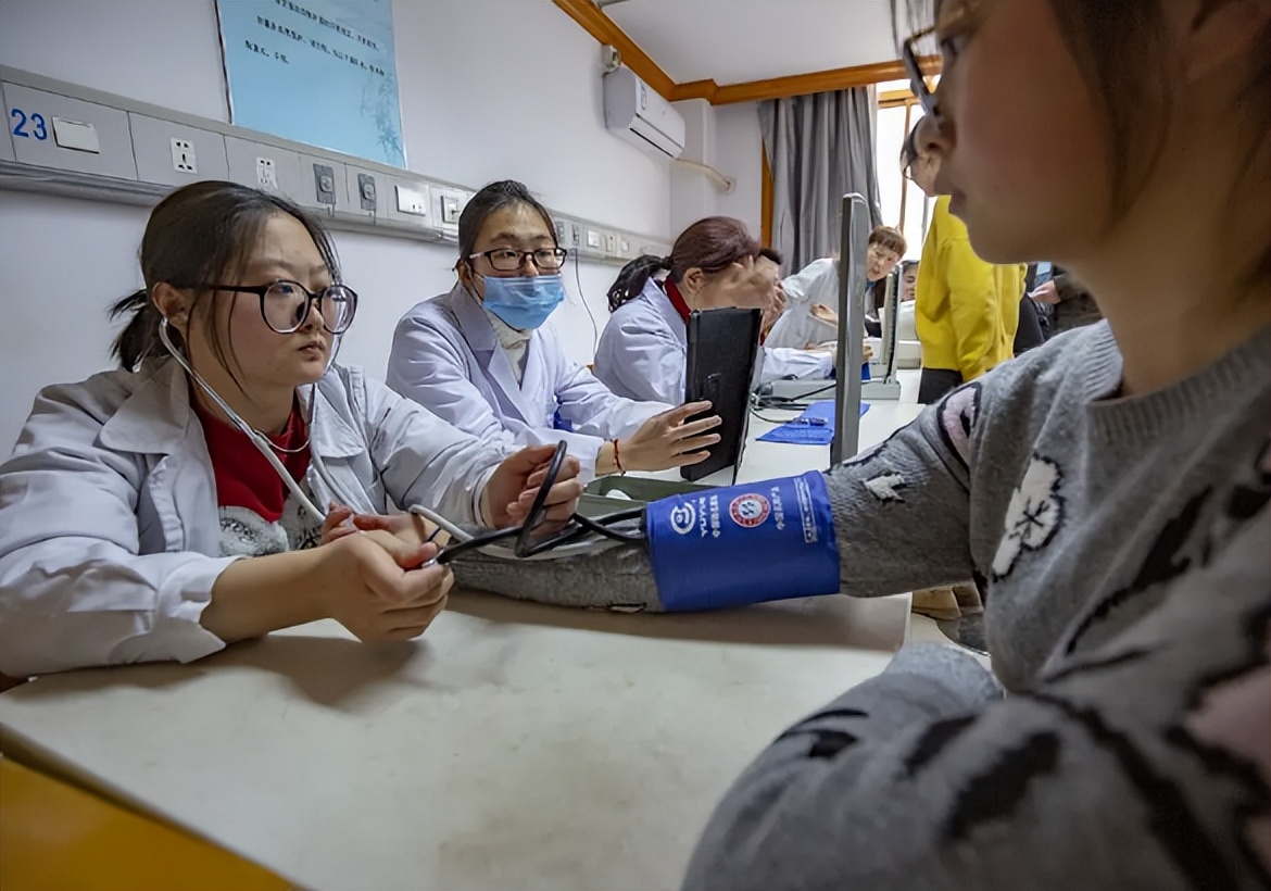 高考体检真的要“一丝不挂”吗？关键看这3点要求，学生：羞涩