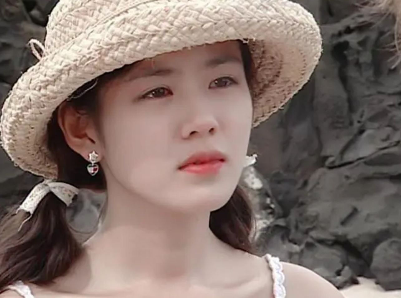 看《夏日香气》就不得不承认,孙艺珍确实是南韩清纯系的顶级神颜.