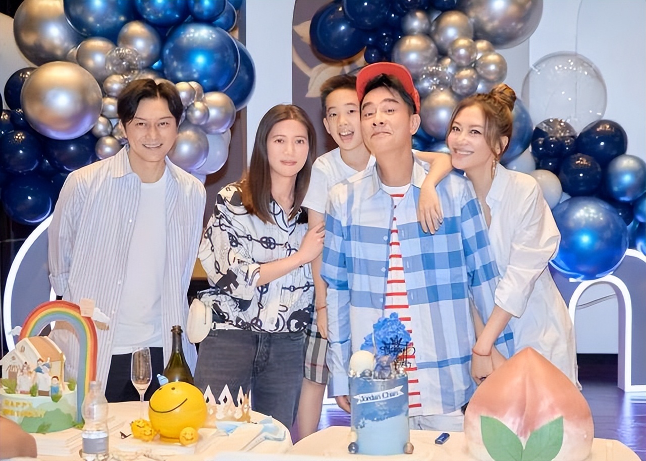 陈小春迎55岁生日，应采儿带Jasper现身派对，张智霖夫妇惊喜露面