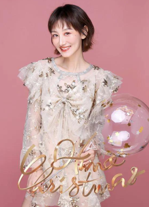 台上是主持人，台下已是10年夫妻，俩人很恩爱，一家四口颜值高