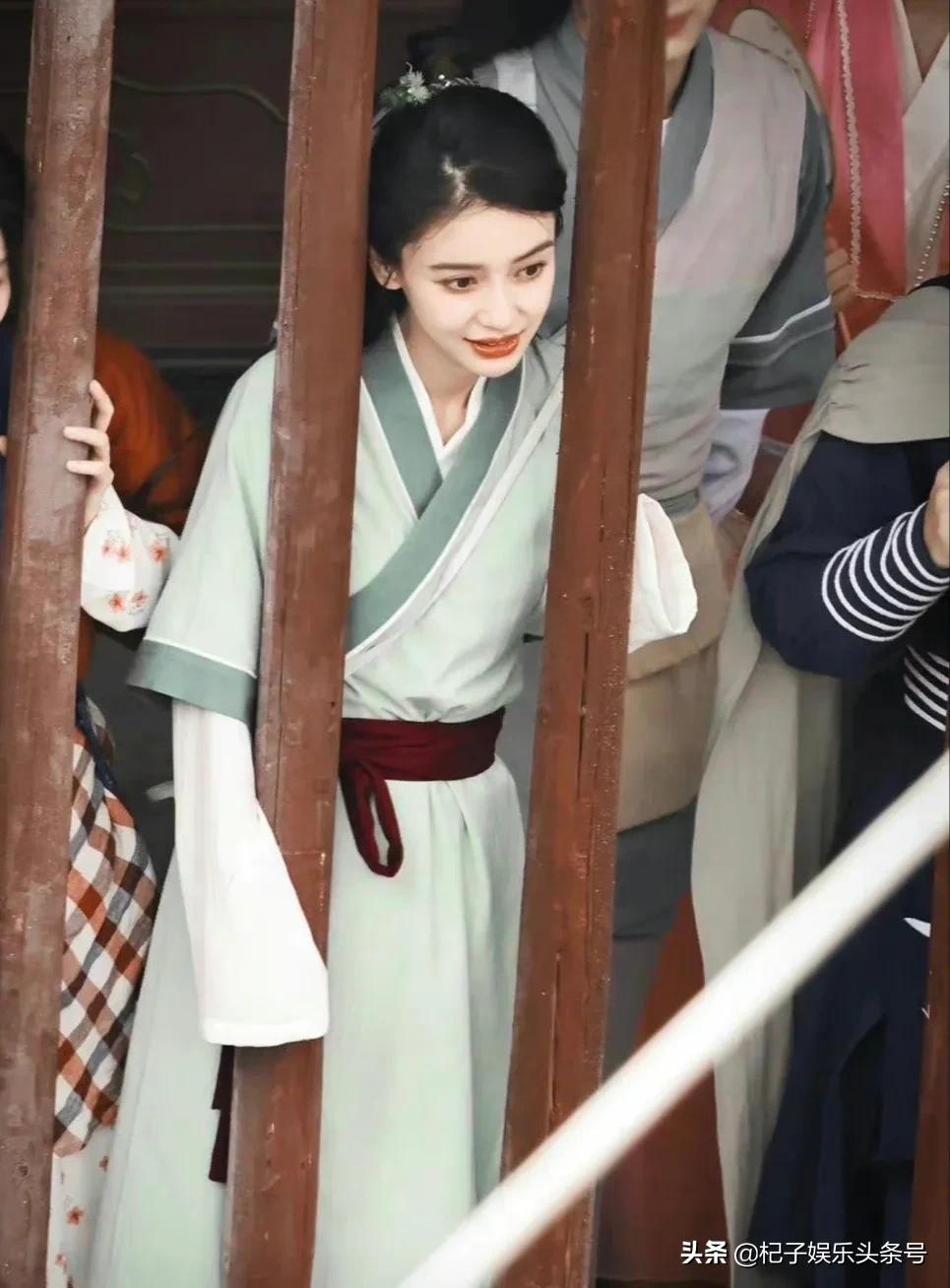 萌探剧照：杨颖cos郭芙蓉，张嘉倪cos佟掌柜，欧阳娜娜cos周芷若