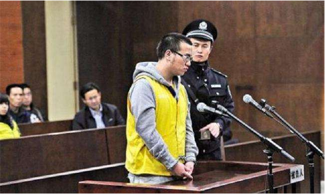 14年前，在汶川地震中冒死救下7人的15岁小英雄，后来被判刑12年
