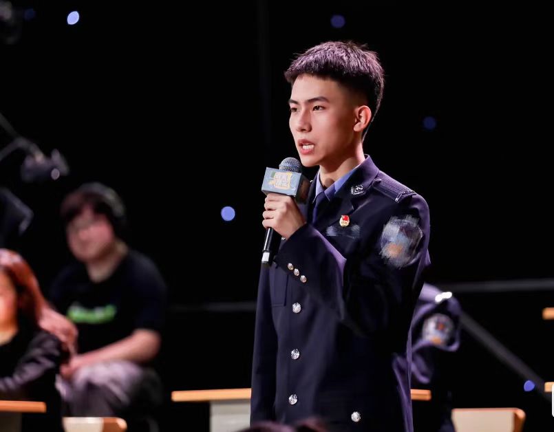 中国人民公安大学男生走红,身高1米8外形硬朗帅气,不愧是警校生