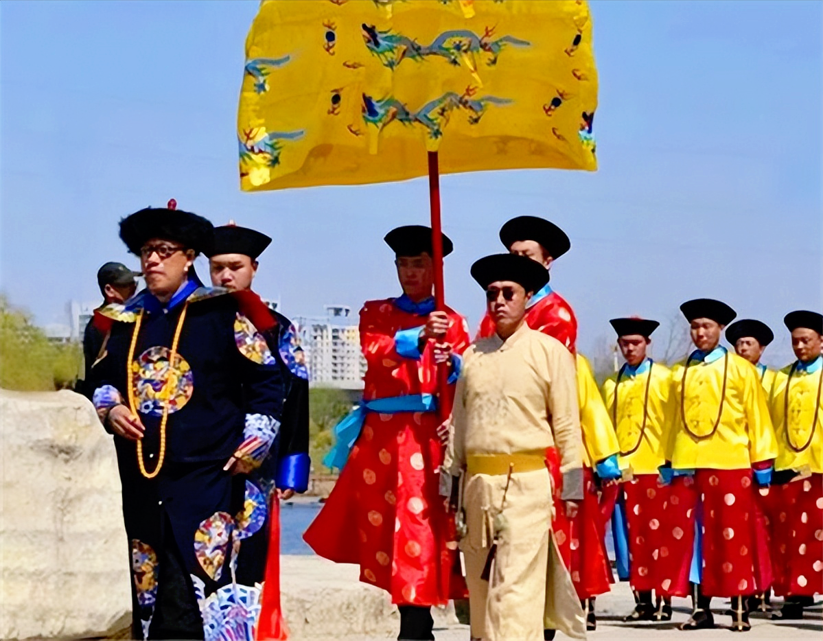 他的名气世人皆知（乾隆七世孙如今依旧穿龙袍，公开祭祖，大拇指上戴“帝王扳指”）