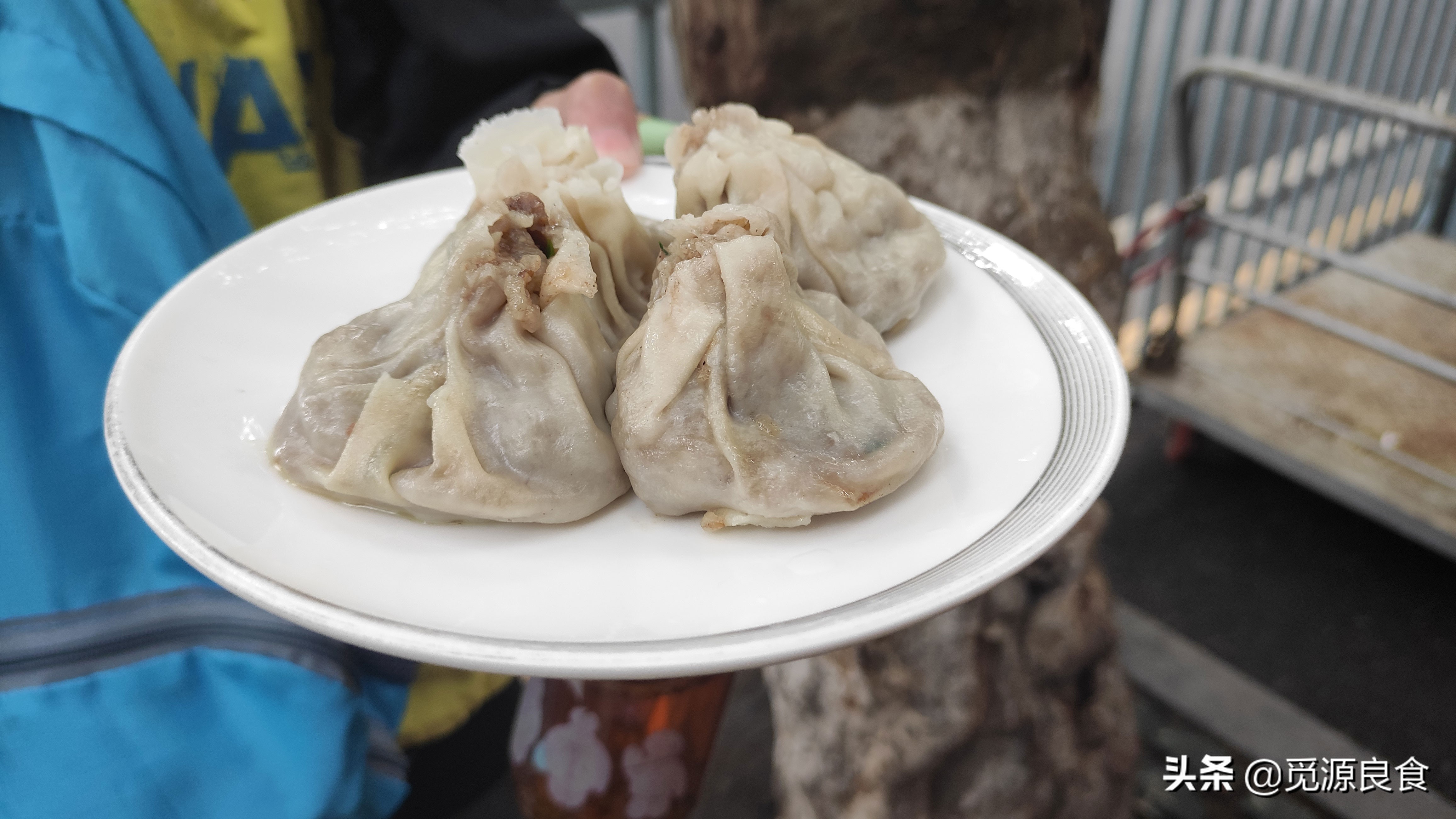 这10种街头早餐，是武汉特色小吃的一部分，花样多，一个月不重样