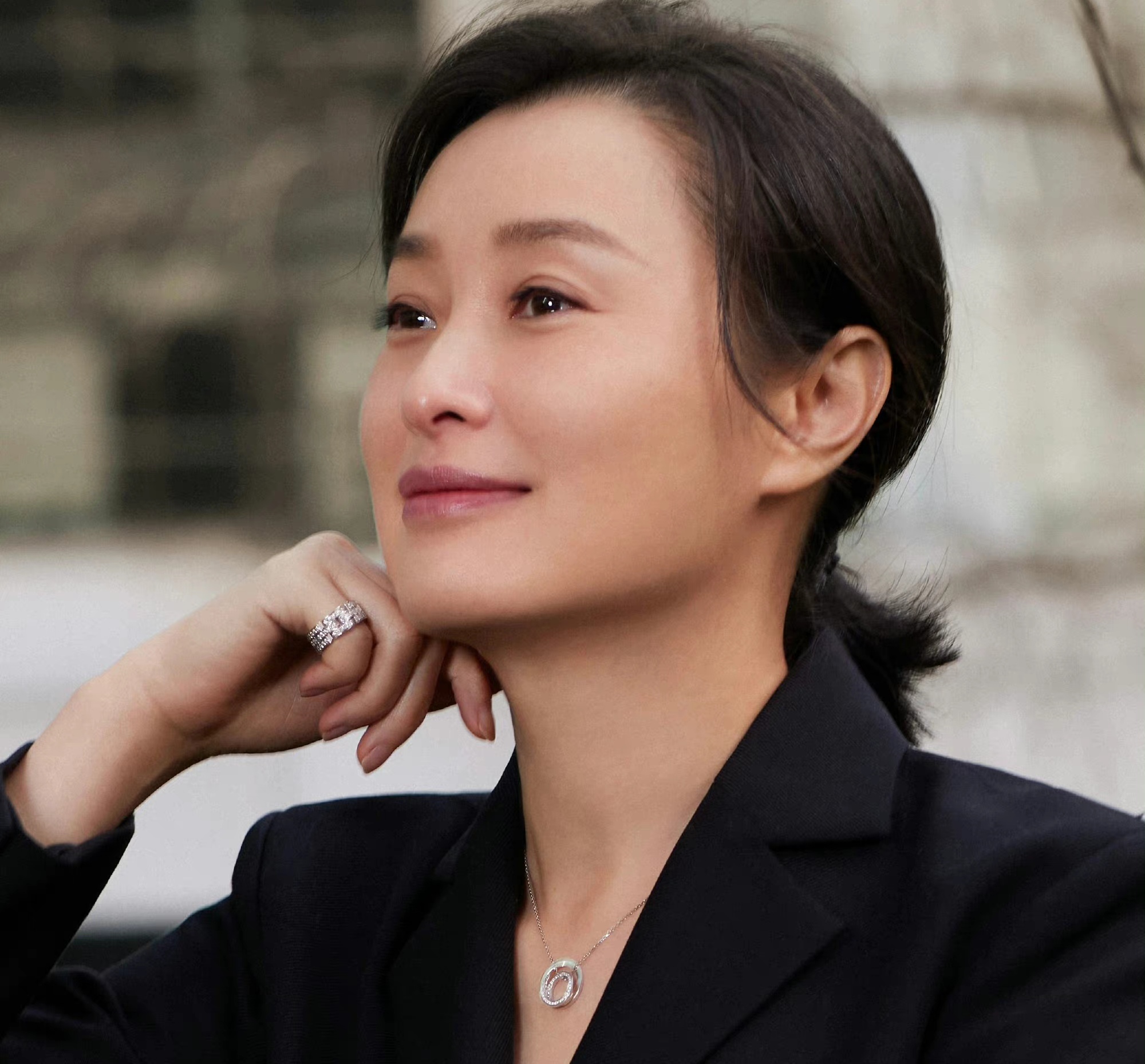 马境在剧中饰演钟思存,科班出身的她,曾在《香蜜沉沉烬如霜》出演了